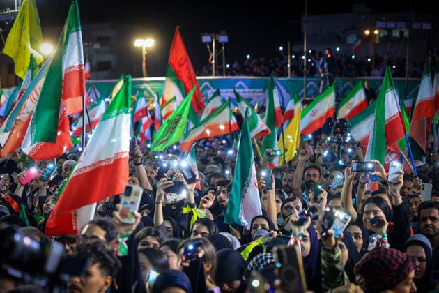 May 25, 2026, Iran, Iran: Pro-government supporters wave national flags during a state-organized rally, amid a ceasefire with Iran, the US, and Israel. President Donald Trump issued a fresh warning to Iran on May 17, saying it had to move quickly towards a peace deal or there won t be anything left of them. Washington, locked in conflict with Tehran since US and Israeli forces launched major strikes on the Islamic Republic beginning February 28, has struggled to break an impasse and make any progress toward ending a war that has shaken the Middle East and sent energy prices climbing. Iran s foreign ministry said on May 25, that Tehran was collecting fees for navigational services on ships transiting the strategic Strait of Hormuz, r - ZUMAi98_ 20260525_zih_i98_027 Copyright: xIranianxSupremexLeader SxOfficex