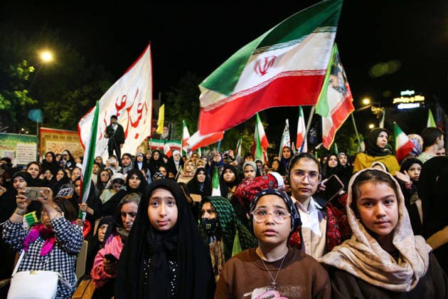 May 25, 2026, Iran, Iran: Pro-government supporters wave national flags during a state-organized rally, amid a ceasefire with Iran, the US, and Israel. President Donald Trump issued a fresh warning to Iran on May 17, saying it had to move quickly towards a peace deal or there won t be anything left of them. Washington, locked in conflict with Tehran since US and Israeli forces launched major strikes on the Islamic Republic beginning February 28, has struggled to break an impasse and make any progress toward ending a war that has shaken the Middle East and sent energy prices climbing. Iran s foreign ministry said on May 25, that Tehran was collecting fees for navigational services on ships transiting the strategic Strait of Hormuz, r - ZUMAi98_ 20260525_zih_i98_034 Copyright: xIranianxSupremexLeader SxOfficex