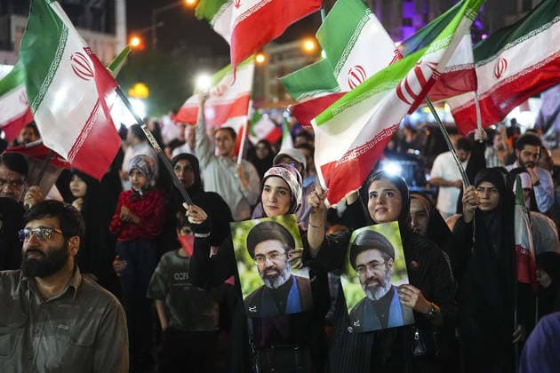 May 25, 2026, Iran, Iran: Pro-government supporters wave national flags during a state-organized rally, amid a ceasefire with Iran, the US, and Israel. President Donald Trump issued a fresh warning to Iran on May 17, saying it had to move quickly towards a peace deal or there won t be anything left of them. Washington, locked in conflict with Tehran since US and Israeli forces launched major strikes on the Islamic Republic beginning February 28, has struggled to break an impasse and make any progress toward ending a war that has shaken the Middle East and sent energy prices climbing. Iran s foreign ministry said on May 25, that Tehran was collecting fees for navigational services on ships transiting the strategic Strait of Hormuz, r - ZUMAi98_ 20260525_zih_i98_044 Copyright: xIranianxSupremexLeader SxOfficex