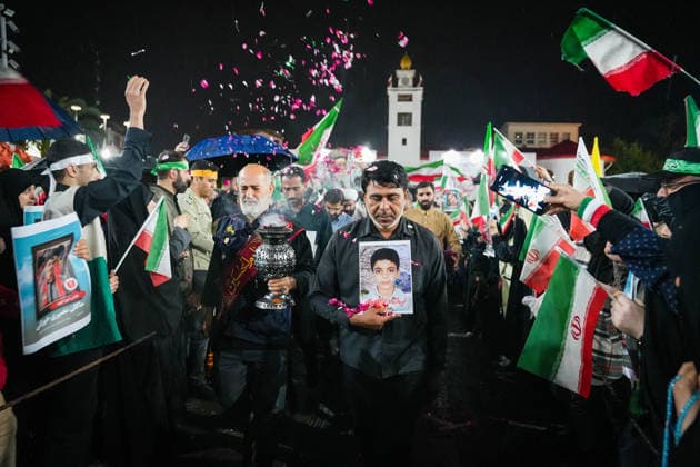 May 25, 2026, Iran, Iran: Pro-government supporters wave national flags during a state-organized rally, amid a ceasefire with Iran, the US, and Israel. President Donald Trump issued a fresh warning to Iran on May 17, saying it had to move quickly towards a peace deal or there won t be anything left of them. Washington, locked in conflict with Tehran since US and Israeli forces launched major strikes on the Islamic Republic beginning February 28, has struggled to break an impasse and make any progress toward ending a war that has shaken the Middle East and sent energy prices climbing. Iran s foreign ministry said on May 25, that Tehran was collecting fees for navigational services on ships transiting the strategic Strait of Hormuz, r - ZUMAi98_ 20260525_zih_i98_046 Copyright: xIranianxSupremexLeader SxOfficex