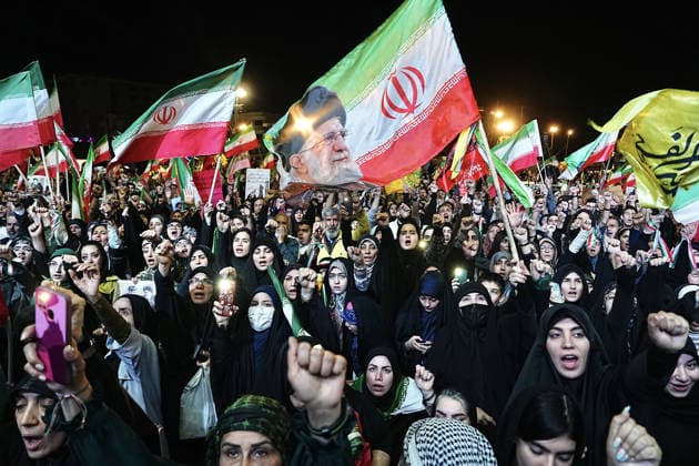 May 25, 2026, Iran, Iran: Pro-government supporters wave national flags during a state-organized rally, amid a ceasefire with Iran, the US, and Israel. President Donald Trump issued a fresh warning to Iran on May 17, saying it had to move quickly towards a peace deal or there won t be anything left of them. Washington, locked in conflict with Tehran since US and Israeli forces launched major strikes on the Islamic Republic beginning February 28, has struggled to break an impasse and make any progress toward ending a war that has shaken the Middle East and sent energy prices climbing. Iran s foreign ministry said on May 25, that Tehran was collecting fees for navigational services on ships transiting the strategic Strait of Hormuz, r - ZUMAi98_ 20260525_zih_i98_050 Copyright: xIranianxSupremexLeader SxOfficex