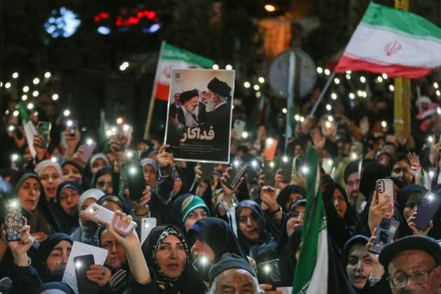 May 25, 2026, Iran, Iran: Pro-government supporters wave national flags during a state-organized rally, amid a ceasefire with Iran, the US, and Israel. President Donald Trump issued a fresh warning to Iran on May 17, saying it had to move quickly towards a peace deal or there won t be anything left of them. Washington, locked in conflict with Tehran since US and Israeli forces launched major strikes on the Islamic Republic beginning February 28, has struggled to break an impasse and make any progress toward ending a war that has shaken the Middle East and sent energy prices climbing. Iran s foreign ministry said on May 25, that Tehran was collecting fees for navigational services on ships transiting the strategic Strait of Hormuz, r - ZUMAi98_ 20260525_zih_i98_054 Copyright: xIranianxSupremexLeader SxOfficex