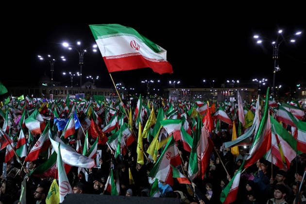 May 25, 2026, Iran, Iran: Pro-government supporters wave national flags during a state-organized rally, amid a ceasefire with Iran, the US, and Israel. President Donald Trump issued a fresh warning to Iran on May 17, saying it had to move quickly towards a peace deal or there won t be anything left of them. Washington, locked in conflict with Tehran since US and Israeli forces launched major strikes on the Islamic Republic beginning February 28, has struggled to break an impasse and make any progress toward ending a war that has shaken the Middle East and sent energy prices climbing. Iran s foreign ministry said on May 25, that Tehran was collecting fees for navigational services on ships transiting the strategic Strait of Hormuz, r - ZUMAi98_ 20260525_zih_i98_057 Copyright: xIranianxSupremexLeader SxOfficex