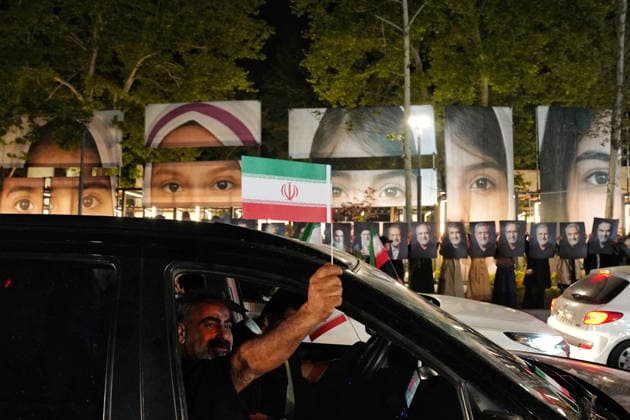 May 25, 2026, Iran, Iran: Pro-government supporters wave national flags during a state-organized rally, amid a ceasefire with Iran, the US, and Israel. President Donald Trump issued a fresh warning to Iran on May 17, saying it had to move quickly towards a peace deal or there won t be anything left of them. Washington, locked in conflict with Tehran since US and Israeli forces launched major strikes on the Islamic Republic beginning February 28, has struggled to break an impasse and make any progress toward ending a war that has shaken the Middle East and sent energy prices climbing. Iran s foreign ministry said on May 25, that Tehran was collecting fees for navigational services on ships transiting the strategic Strait of Hormuz, r - ZUMAi98_ 20260525_zih_i98_059 Copyright: xIranianxSupremexLeader SxOfficex