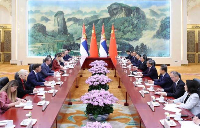 (260525) -- BEIJING, May 25, 2026 -- Chinese Premier Li Qiang meets with Serbian President Aleksandar Vucic, who is on a state visit to China, at the Great Hall of the People in Beijing, capital of China, May 25, 2026. ) CHINA-BEIJING-LI QIANG-SERBIAN PRESIDENT-MEETING (CN) HuangxJingwen 