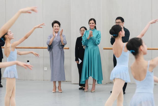 (260525) -- BEIJING, May 25, 2026 -- Peng Liyuan, wife of Chinese President Xi Jinping, and Tamara Vucic, wife of Serbian President Aleksandar Vucic, visit Beijing Dance Academy in Beijing, capital of China, May 25, 2026. Tamara Vucic is accompanying the Serbian president on his state visit to China. ) CHINA-BEIJING-PENG LIYUAN-SERBIA-TAMARA VUCIC-BEIJING DANCE ACADEMY-VISIT (CN) ZhaixJianlan 