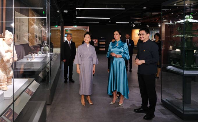 (260525) -- BEIJING, May 25, 2026 -- Peng Liyuan, wife of Chinese President Xi Jinping, and Tamara Vucic, wife of Serbian President Aleksandar Vucic, visit Beijing Dance Academy in Beijing, capital of China, May 25, 2026. Tamara Vucic is accompanying the Serbian president on his state visit to China. ) CHINA-BEIJING-PENG LIYUAN-SERBIA-TAMARA VUCIC-BEIJING DANCE ACADEMY-VISIT (CN) DingxLin 