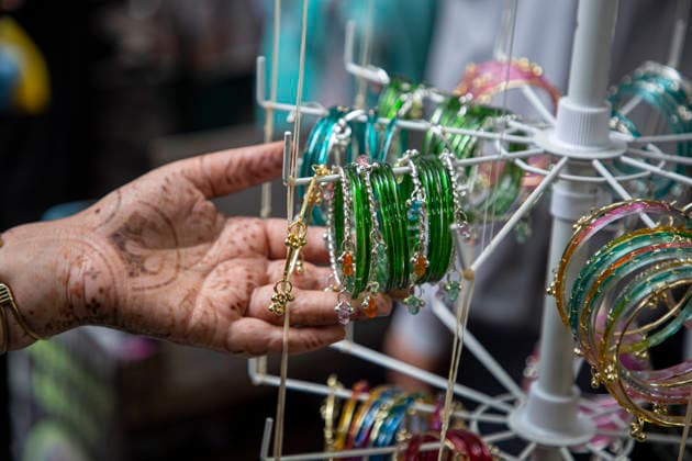 May 25, 2026, Srinagar, Jammu And Kashmir, India: A Muslim woman looks for bangles at a market ahead of Eid al-Adha, also known as the Festival of Sacrifice, in Srinagar. Eid al-Adha is the second major Islamic festival of the year. Eid ul-Adha ( Festival of Sacrifice ) is one of the most important festivals in the Muslim calendar. The festival commemorates Prophet Ibrahim s willingness to sacrifice his son in obedience to God s command. Srinagar India - ZUMAa205 20260525_zip_a205_012 Copyright: xAdilxAbassx