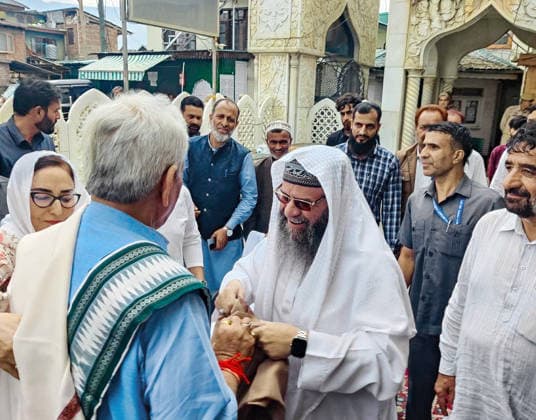RECORD DATE NOT STATED Jammu and Kashmir Lt. Governor Manoj Sinha during his visit to the Hazratbal Shrine to review Eid-ul-Adha preparations Srinagar, May 25 (ANI): Jammu and Kashmir Lt. Governor Manoj Sinha during his visit to the Hazratbal Shrine to review Eid-ul-Adha preparations, in Srinagar on Monday. Srinagar Jammu and Kashmir India Copyright: xANIx ANI_20260525414