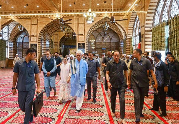 RECORD DATE NOT STATED Jammu and Kashmir Lt Governor Manoj Sinha during his visit to the Hazratbal Shrine to review Eid-ul-Adha preparations Srinagar, May 25 (ANI): Jammu and Kashmir Lt Governor Manoj Sinha during his visit to the Hazratbal Shrine to review Eid-ul-Adha preparations, in Srinagar on Monday. (@OfficeOfLGJandK XANI Photo) Srinagar Jammu and kashmir India Copyright: xANIx ANI_20260525418