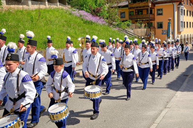 Berchtesgaden, Deutschland 25.05.2026: Im Bild: Umzug der Bergknappen im Markt Berchtesgaden Salzbergwerk Bayern *** Berchtesgaden, Germany 25 05 2026 In the picture Procession of miners in the market town of Berchtesgaden Salt Mine Bavaria Copyright: xFotostandx xWassmuthx
