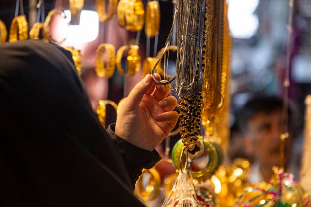 May 25, 2026, Srinagar, Jammu And Kashmir, India: A Muslim woman looks for bangles at a market ahead of Eid al-Adha, also known as the Festival of Sacrifice, in Srinagar. Eid al-Adha is the second major Islamic festival of the year. Eid ul-Adha ( Festival of Sacrifice ) is one of the most important festivals in the Muslim calendar. The festival commemorates Prophet Ibrahim s willingness to sacrifice his son in obedience to God s command. Srinagar India - ZUMAa205 20260525_zip_a205_025 Copyright: xAdilxAbassx