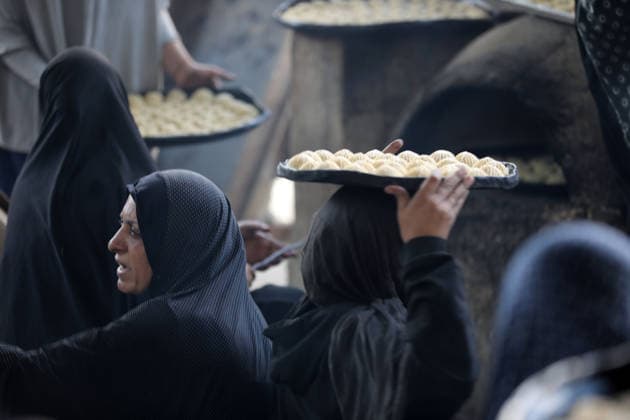News Bilder des Tages Palestinian women bake Eid cakes inside shelter in Gaza City Palestinian women prepare and bake traditional Eid cakes on makeshift ovens inside a shelter near the Yellow Line area east of Gaza City on May 25, 2026, ahead of Eid al-Adha. Displaced residents are attempting to preserve holiday traditions despite the harsh humanitarian conditions facing Palestinians in the Gaza Strip. Photo by Bilal Osama apaimages Gaza city Gaza Strip Palestinian Territory 250526_Gaza_BO_00(22) Copyright: xapaimagesxBilalxOsamax xapaimagesx