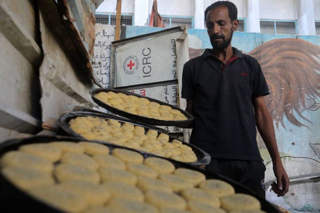 Palestinian women bake Eid cakes inside shelter in Gaza City Palestinian women prepare and bake traditional Eid cakes on makeshift ovens inside a shelter near the Yellow Line area east of Gaza City on May 25, 2026, ahead of Eid al-Adha. Displaced residents are attempting to preserve holiday traditions despite the harsh humanitarian conditions facing Palestinians in the Gaza Strip. Photo by Bilal Osama apaimages Gaza city Gaza Strip Palestinian Territory 250526_Gaza_BO_00(24) Copyright: xapaimagesxBilalxOsamax xapaimagesx
