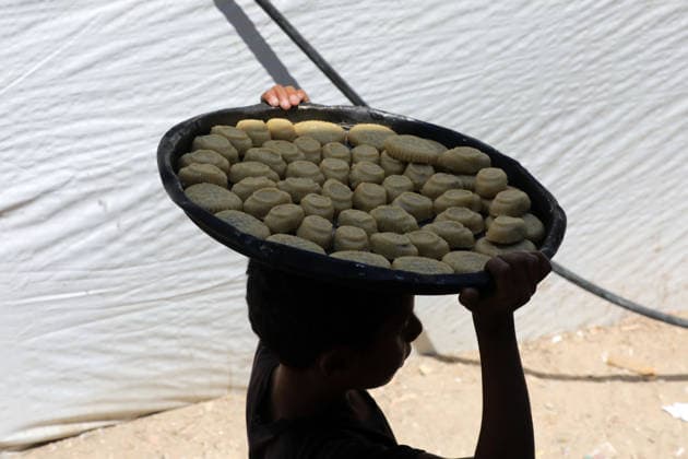 Palestinian women bake Eid cakes inside shelter in Gaza City Palestinian women prepare and bake traditional Eid cakes on makeshift ovens inside a shelter near the Yellow Line area east of Gaza City on May 25, 2026, ahead of Eid al-Adha. Displaced residents are attempting to preserve holiday traditions despite the harsh humanitarian conditions facing Palestinians in the Gaza Strip. Photo by Bilal Osama apaimages Gaza city Gaza Strip Palestinian Territory 250526_Gaza_BO_00(42) Copyright: xapaimagesxBilalxOsamax xapaimagesx