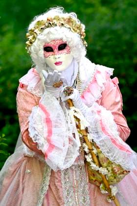 The Costumed Figures of Venice 2026 in the Annevoie Gardens ANNEVOIE, BELGIUM - MAY 25 : The Costumed Figures of Venice 2026. Grand parade of costumed figures : the largest Venetian carnival outside Venice, featuring over 110 costumes in the Annevoie Gardens on May 25, 2026 in Annevoie, Belgium, 25 05 2026 Annevoie Belgium  Copyright: xDidierxLebrunx