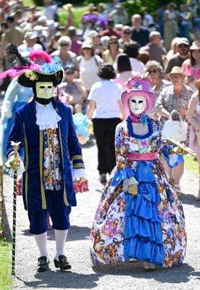 The Costumed Figures of Venice 2026 in the Annevoie Gardens ANNEVOIE, BELGIUM - MAY 25 : The Costumed Figures of Venice 2026. Grand parade of costumed figures : the largest Venetian carnival outside Venice, featuring over 110 costumes in the Annevoie Gardens on May 25, 2026 in Annevoie, Belgium, 25 05 2026 Annevoie Belgium  Copyright: xDidierxLebrunx