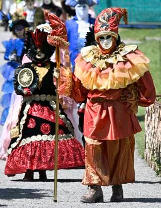 The Costumed Figures of Venice 2026 in the Annevoie Gardens ANNEVOIE, BELGIUM - MAY 25 : The Costumed Figures of Venice 2026. Grand parade of costumed figures : the largest Venetian carnival outside Venice, featuring over 110 costumes in the Annevoie Gardens on May 25, 2026 in Annevoie, Belgium, 25 05 2026 Annevoie Belgium  Copyright: xDidierxLebrunx