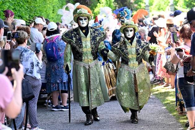 The Costumed Figures of Venice 2026 in the Annevoie Gardens ANNEVOIE, BELGIUM - MAY 25 : The Costumed Figures of Venice 2026. Grand parade of costumed figures : the largest Venetian carnival outside Venice, featuring over 110 costumes in the Annevoie Gardens on May 25, 2026 in Annevoie, Belgium, 25 05 2026 Annevoie Belgium  Copyright: xDidierxLebrunx