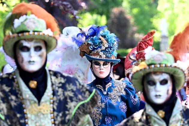 The Costumed Figures of Venice 2026 in the Annevoie Gardens ANNEVOIE, BELGIUM - MAY 25 : The Costumed Figures of Venice 2026. Grand parade of costumed figures : the largest Venetian carnival outside Venice, featuring over 110 costumes in the Annevoie Gardens on May 25, 2026 in Annevoie, Belgium, 25 05 2026 Annevoie Belgium  Copyright: xDidierxLebrunx
