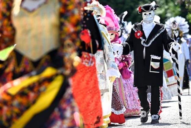 The Costumed Figures of Venice 2026 in the Annevoie Gardens ANNEVOIE, BELGIUM - MAY 25 : The Costumed Figures of Venice 2026. Grand parade of costumed figures : the largest Venetian carnival outside Venice, featuring over 110 costumes in the Annevoie Gardens on May 25, 2026 in Annevoie, Belgium, 25 05 2026 Annevoie Belgium  Copyright: xDidierxLebrunx