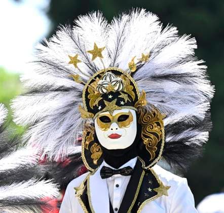 The Costumed Figures of Venice 2026 in the Annevoie Gardens ANNEVOIE, BELGIUM - MAY 25 : The Costumed Figures of Venice 2026. Grand parade of costumed figures : the largest Venetian carnival outside Venice, featuring over 110 costumes in the Annevoie Gardens on May 25, 2026 in Annevoie, Belgium, 25 05 2026 Annevoie Belgium  Copyright: xDidierxLebrunx