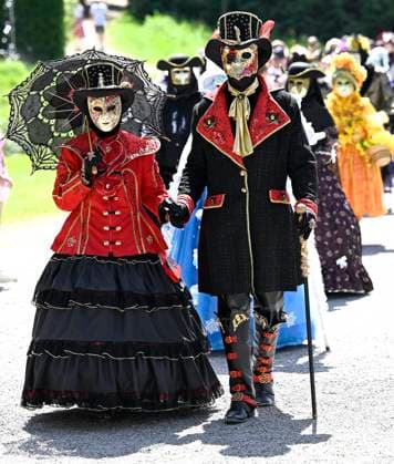 The Costumed Figures of Venice 2026 in the Annevoie Gardens ANNEVOIE, BELGIUM - MAY 25 : The Costumed Figures of Venice 2026. Grand parade of costumed figures : the largest Venetian carnival outside Venice, featuring over 110 costumes in the Annevoie Gardens on May 25, 2026 in Annevoie, Belgium, 25 05 2026 Annevoie Belgium  Copyright: xDidierxLebrunx