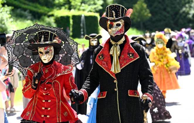 The Costumed Figures of Venice 2026 in the Annevoie Gardens ANNEVOIE, BELGIUM - MAY 25 : The Costumed Figures of Venice 2026. Grand parade of costumed figures : the largest Venetian carnival outside Venice, featuring over 110 costumes in the Annevoie Gardens on May 25, 2026 in Annevoie, Belgium, 25 05 2026 Annevoie Belgium  Copyright: xDidierxLebrunx