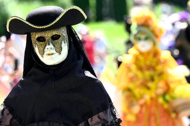 The Costumed Figures of Venice 2026 in the Annevoie Gardens ANNEVOIE, BELGIUM - MAY 25 : The Costumed Figures of Venice 2026. Grand parade of costumed figures : the largest Venetian carnival outside Venice, featuring over 110 costumes in the Annevoie Gardens on May 25, 2026 in Annevoie, Belgium, 25 05 2026 Annevoie Belgium  Copyright: xDidierxLebrunx