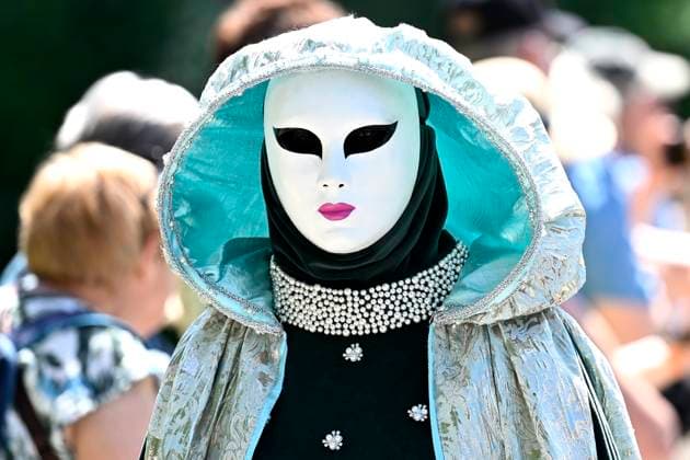 The Costumed Figures of Venice 2026 in the Annevoie Gardens ANNEVOIE, BELGIUM - MAY 25 : The Costumed Figures of Venice 2026. Grand parade of costumed figures : the largest Venetian carnival outside Venice, featuring over 110 costumes in the Annevoie Gardens on May 25, 2026 in Annevoie, Belgium, 25 05 2026 Annevoie Belgium  Copyright: xDidierxLebrunx