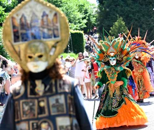 The Costumed Figures of Venice 2026 in the Annevoie Gardens ANNEVOIE, BELGIUM - MAY 25 : The Costumed Figures of Venice 2026. Grand parade of costumed figures : the largest Venetian carnival outside Venice, featuring over 110 costumes in the Annevoie Gardens on May 25, 2026 in Annevoie, Belgium, 25 05 2026 Annevoie Belgium  Copyright: xDidierxLebrunx