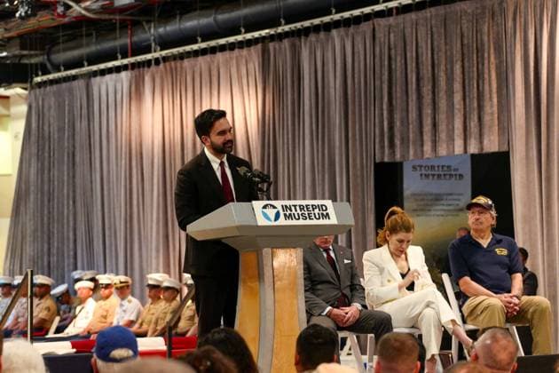 Intrepid Museum Memorial Day Ceremony New York, NY- May 25: Mayor Zohran Kwame Mamdani Attends the Intrepid Museum Memorial Day Ceremony and participates in Ceremonial Wreath Throwing into Hudson River with Ken Fisher, Admiral Karl Thomas, City Council Member Julie Mennin, Frank Morano, Captain Johnathan Andrechik, and Congressman Dan Goldman on May 25 2026 Credit: Camara Porter AdMedia EDITORIAL USE ONLY  Copyright: xx AdMediax admphotostwo991755