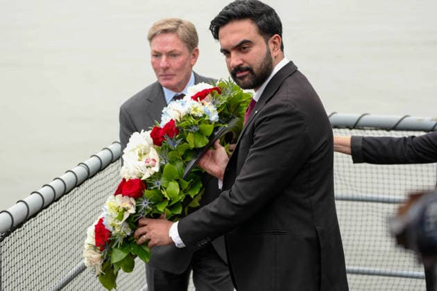 Intrepid Museum Memorial Day Ceremony New York, NY- May 25: Mayor Zohran Kwame Mamdani Attends the Intrepid Museum Memorial Day Ceremony and participates in Ceremonial Wreath Throwing into Hudson River with Ken Fisher, Admiral Karl Thomas, City Council Member Julie Mennin, Frank Morano, Captain Johnathan Andrechik, and Congressman Dan Goldman on May 25 2026 Credit: Camara Porter AdMedia EDITORIAL USE ONLY  Copyright: xx AdMediax admphotostwo991802