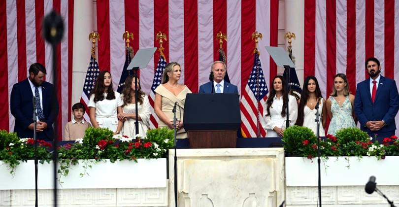 Gold Star Family members Karen Vaughn and Bill Vaughn, center, make remarks prior to United States President Donald J Trump delivering remarks in the Amphitheater after laying a wreath at the Tomb of the Unknowns at Arlington National Cemetery in Arlington, Virginia on Memorial Day, Monday, May 25, 2026. Copyright: xKylexMazzax xPoolxviaxCNPx MediaPunchx