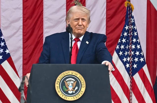 May 25, 2026, Arlington, Virginia, USA: United States President Donald J Trump delivers remarks in the Amphitheater after laying a wreath at the Tomb of the Unknowns at Arlington National Cemetery in Arlington, Virginia on Memorial Day, Monday, May 25, 2026 Arlington USA - ZUMAs152 20260525_faa_s152_020 Copyright: xKylexMazzax-xPoolxviaxCNPx