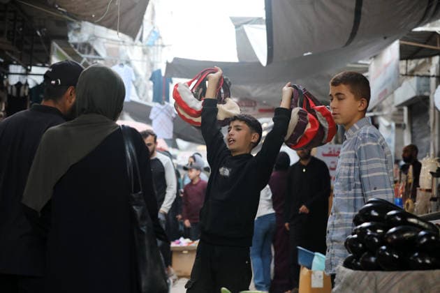 Palestinians walk through Gaza City market ahead of Eid al-Adha Palestinians walk through Omar al-Mukhtar market in Gaza City on May 25, 2026, ahead of Eid al-Adha, as vendors display goods on temporary roadside stalls. The market witnessed weak consumer demand and declining purchasing power amid worsening economic conditions caused by the ongoing war. Photo by Bilal Osama apaimages Gaza city Gaza Strip Palestinian Territory 250526_Gaza_BO_01(32) Copyright: xapaimagesxBilalxOsamax xapaimagesx