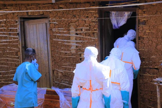 Ebola outbreak in Democratic Republic of Congo MONGBWALU, DEMOCRATIC REPUBLIC OF THE CONGO - MAY 25: Health workers wearing protective equipment carry the body of a person who died with suspected Ebola infection in Mongbwalu village of Ituri province in eastern Democratic Republic of the Congo, on May 25, 2026. Marcus Loika Anadolu Mongbwalu Democratic Republic of the Congo. Editorial use only. Please get in touch for any other usage.  Copyright: x2026xAnadoluxMarcusxLoikax