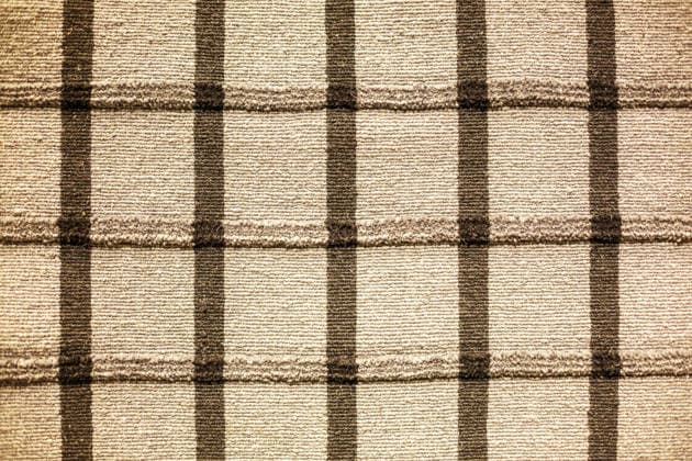 Braun-beiger Baumwollstoff mit Karomuster im klassischen Tartan-Design in warmen Herbsttönen Vintage country style textile sample with woven checker squares ideal for rustic home decor blanket throw seamless wallpaper background autumn cozy and traditional fashion content (License=RF) Copyright: xZoonar.com KatyaPx 25086630