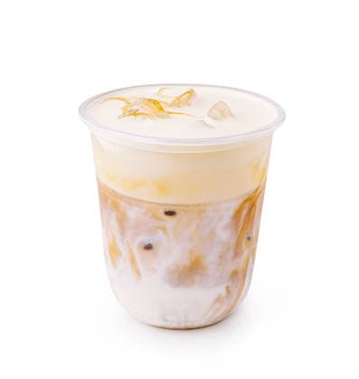 IMAGO Creative, Food, Trend, Iced Coffee Ein gekühltes Getränk mit Eis, Sahne und einer Kaffeemischung, serviert in einem durchsichtigen Becher A drink with layers of cream and coffee sits in a clear cup. Ice is mixed in, making it cool and refreshing. This beverage is perfect for hot days or as a relaxing treat. (License=RF) Copyright: xZoonar.com AntonxDobreax 25086968