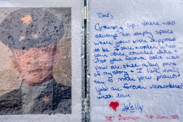A note from a woman to her father is left at the Vietnam Veterans Memorial on Memorial Day in Washington, DC on Monday, May 25, 2026.  WAP20260525308 BONNIExCASH