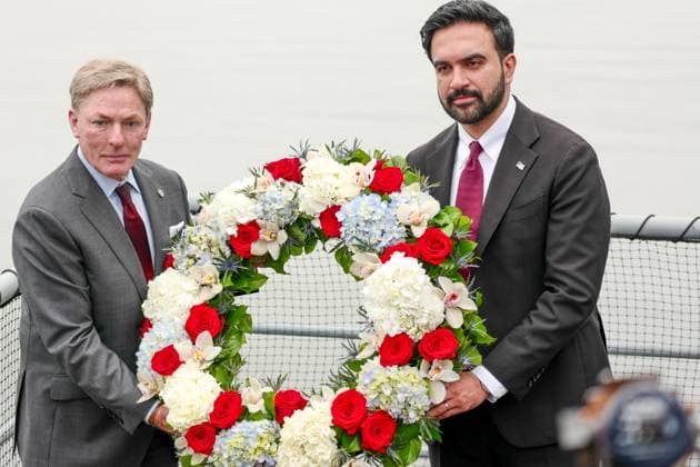 New York, NY- May 25: Mayor Zohran Kwame Mamdani Attends the Intrepid Museum Memorial Day Ceremony and participates in Ceremonial Wreath Throwing into Hudson River with Ken Fisher, Admiral Karl Thomas, City Council Member Julie Mennin, Frank Morano, Captain Johnathan Andrechik, and Congressman Dan Goldman on May 25 2026 Credit: Camara Porter USA  - ZUMAa123 20260525_zaa_a123_015 Copyright: xAdMediax