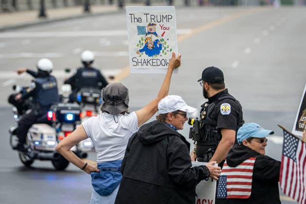 May 25, 2026, Washington, District Of Columbia, United States: Protesters gather along the motorcade route during Memorial Day events in the Washington area. Washington United States  - ZUMAk206 20260525_znp_k206_031 Copyright: xMattxKaminskyx