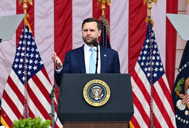 May 25, 2026, Arlington, Virginia, USA: United States Vice President JD Vance speaks prior to US President Donald J Trump delivering remarks in the Amphitheater after laying a wreath at the Tomb of the Unknowns at Arlington National Cemetery in Arlington, Virginia on Memorial Day, Monday, May 25, 2026 Arlington USA - ZUMAs152 20260525_faa_s152_047 Copyright: xKylexMazzax-xPoolxviaxCNPx