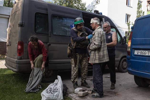 Russian attack on Ukraine s Kramatorsk KRAMATORSK, UKRAINE - MAY 25: An elderly couple who have been injured are being treated by a soldier following a Russian attack using KAB bombs in the centre of Kramatorsk, Ukraine, on May 25, 2026. Diego Herrera Carcedo Anadolu Kramatorsk Ukraine. Editorial use only. Please get in touch for any other usage.  Copyright: x2026xAnadoluxDiegoxHerreraxCarcedox