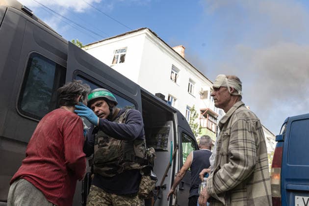 Russian attack on Ukraine s Kramatorsk KRAMATORSK, UKRAINE - MAY 25: An elderly couple who have been injured are being treated by a soldier following a Russian attack using KAB bombs in the centre of Kramatorsk, Ukraine, on May 25, 2026. Diego Herrera Carcedo Anadolu Kramatorsk Ukraine. Editorial use only. Please get in touch for any other usage.  Copyright: x2026xAnadoluxDiegoxHerreraxCarcedox