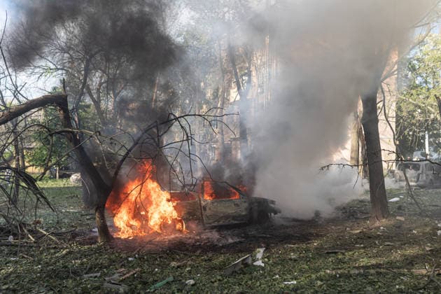 Russian attack on Ukraine s Kramatorsk KRAMATORSK, UKRAINE - MAY 25: A view of a damaged building and burning cars following a Russian attack using KAB bombs in the center of Kramatorsk, Ukraine, on May 25, 2026. Diego Herrera Carcedo Anadolu Kramatorsk Ukraine. Editorial use only. Please get in touch for any other usage.  Copyright: x2026xAnadoluxDiegoxHerreraxCarcedox