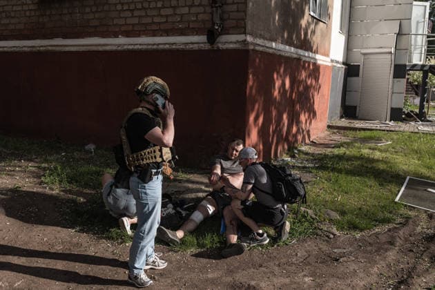Russian attack on Ukraine s Kramatorsk KRAMATORSK, UKRAINE - MAY 25: A wounded man is being treated by several people after a Russian attack using KAB bombs in the center of Kramatorsk, Ukraine, on May 25, 2026. Diego Herrera Carcedo Anadolu Kramatorsk Ukraine. Editorial use only. Please get in touch for any other usage.  Copyright: x2026xAnadoluxDiegoxHerreraxCarcedox
