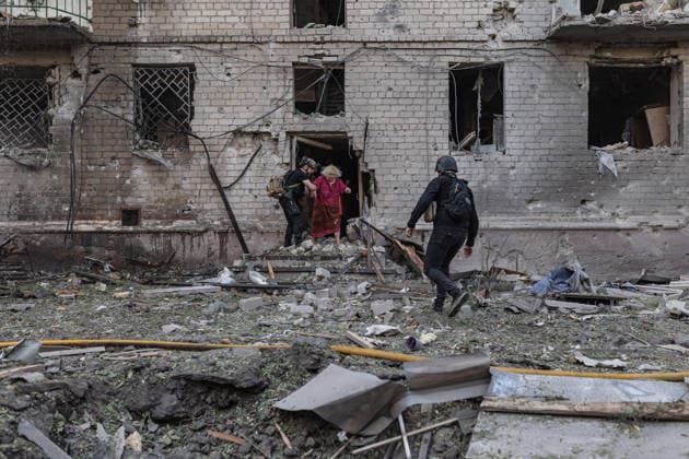 Russian attack on Ukraine s Kramatorsk KRAMATORSK, UKRAINE - MAY 25: Police evacuate a woman with reduced mobility following a Russian attack using KAB bombs in the centre of Kramatorsk, Ukraine, on May 25, 2026. Diego Herrera Carcedo Anadolu Kramatorsk Ukraine. Editorial use only. Please get in touch for any other usage.  Copyright: x2026xAnadoluxDiegoxHerreraxCarcedox