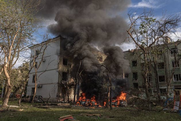 Russian attack on Ukraine s Kramatorsk KRAMATORSK, UKRAINE - MAY 25: A damaged building and burning cars following a Russian attack using KAB bombs in the centre of Kramatorsk, Ukraine, on May 25, 2026. Diego Herrera Carcedo Anadolu Kramatorsk Ukraine. Editorial use only. Please get in touch for any other usage.  Copyright: x2026xAnadoluxDiegoxHerreraxCarcedox