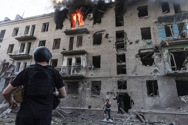Russian attack on Ukraine s Kramatorsk KRAMATORSK, UKRAINE - MAY 25: A building on fire following a Russian attack using KAB bombs in the centre of Kramatorsk, Ukraine, on May 25, 2026. Diego Herrera Carcedo Anadolu Kramatorsk Ukraine. Editorial use only. Please get in touch for any other usage.  Copyright: x2026xAnadoluxDiegoxHerreraxCarcedox